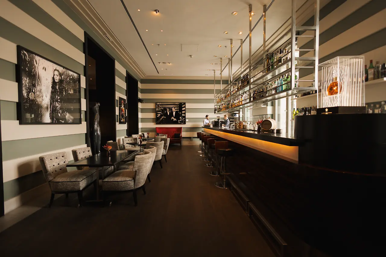 Bar wide shot - right side_02 (landscape).jpg