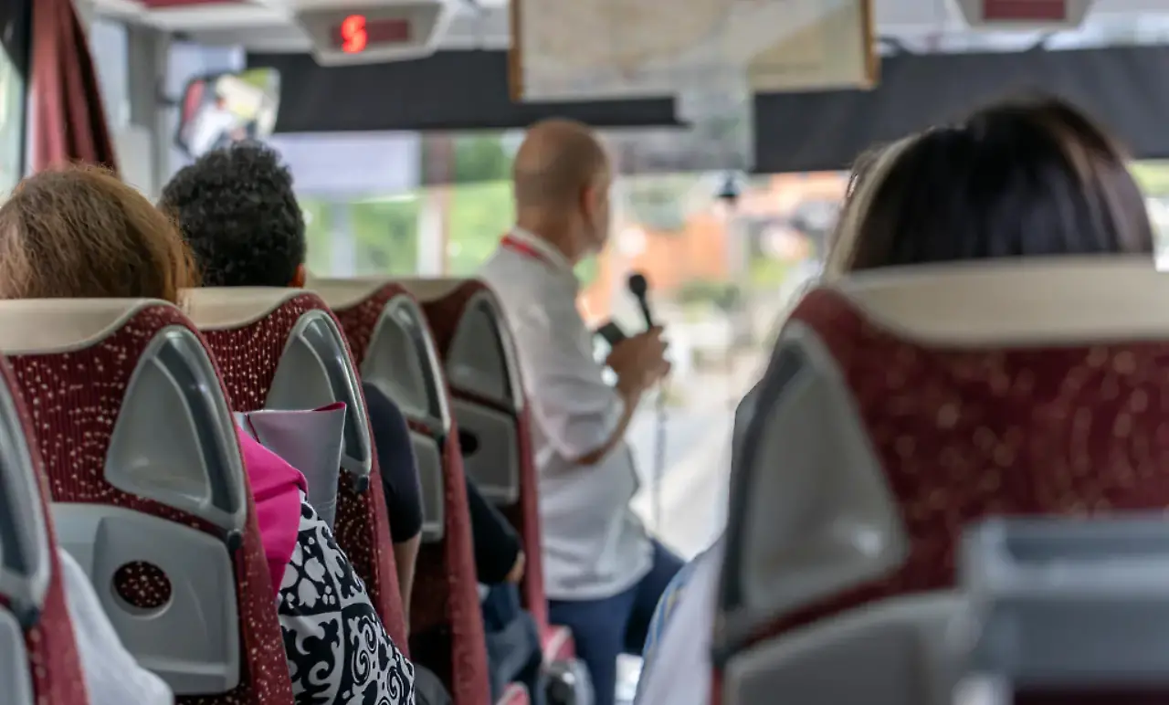 Reiseleiter-im-Bus.jpg